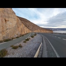 Für die Straße (links ein Teil der alten Straße) wurde eine Stufe in den Hang gesprengt